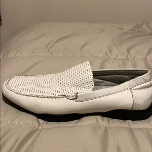 Men’s Kenneth Cole white shoe.